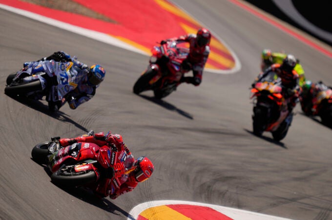 Marc Márquez lidera la carrera larga del GP de Aragón por delante de Álex Márquez y Bagnaia