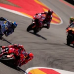 Marc Márquez lidera la carrera larga del GP de Aragón por delante de Álex Márquez y Bagnaia