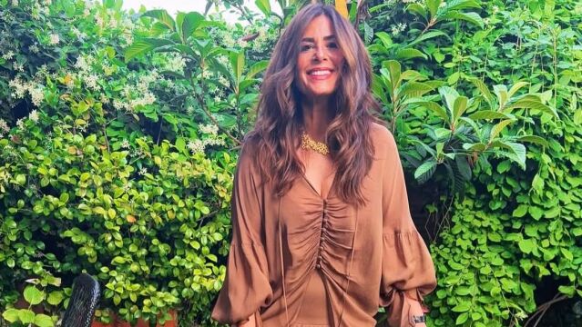 Nuria Roca con conjunto boho marrón.