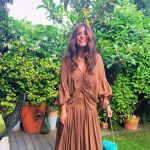 Nuria Roca con conjunto boho marrón.