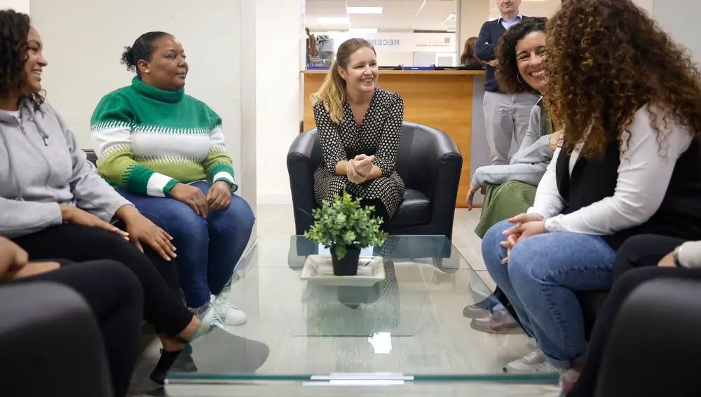 La consejera de Familia, Juventud y Asuntos Sociales, Ana Dávila, en uno de los centros de atención de la Comunidad de Madrid