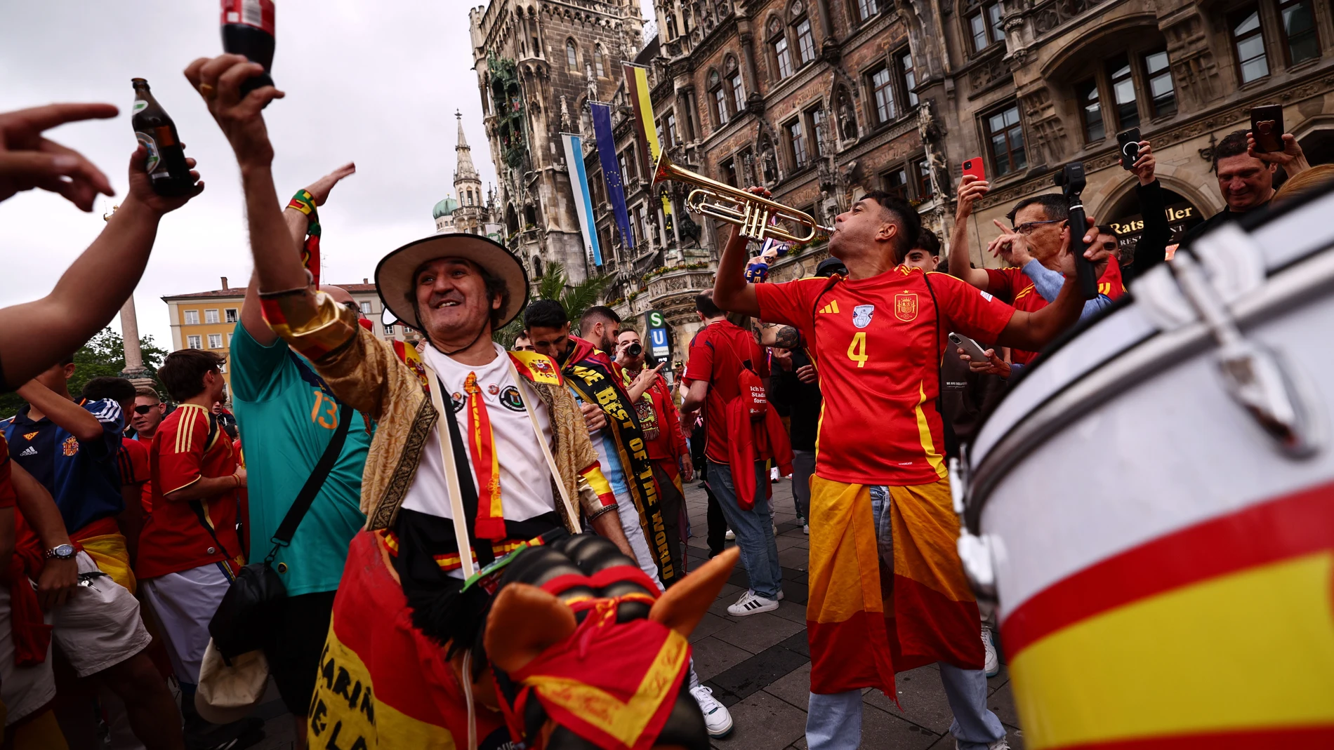 FOTODELDÍA Múnich (Alemania), 08/06/2025.- Los aficionados españoles animan al equipo en la plaza Marienplatz antes del partido final de la Liga de Naciones de la UEFA entre Portugal y España en Múnich, Alemania, el 8 de junio de 2025. EFE/EPA/ANNA SZILAGYI