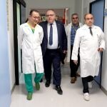 Alejandro Vázquez dialoga con varios médicos