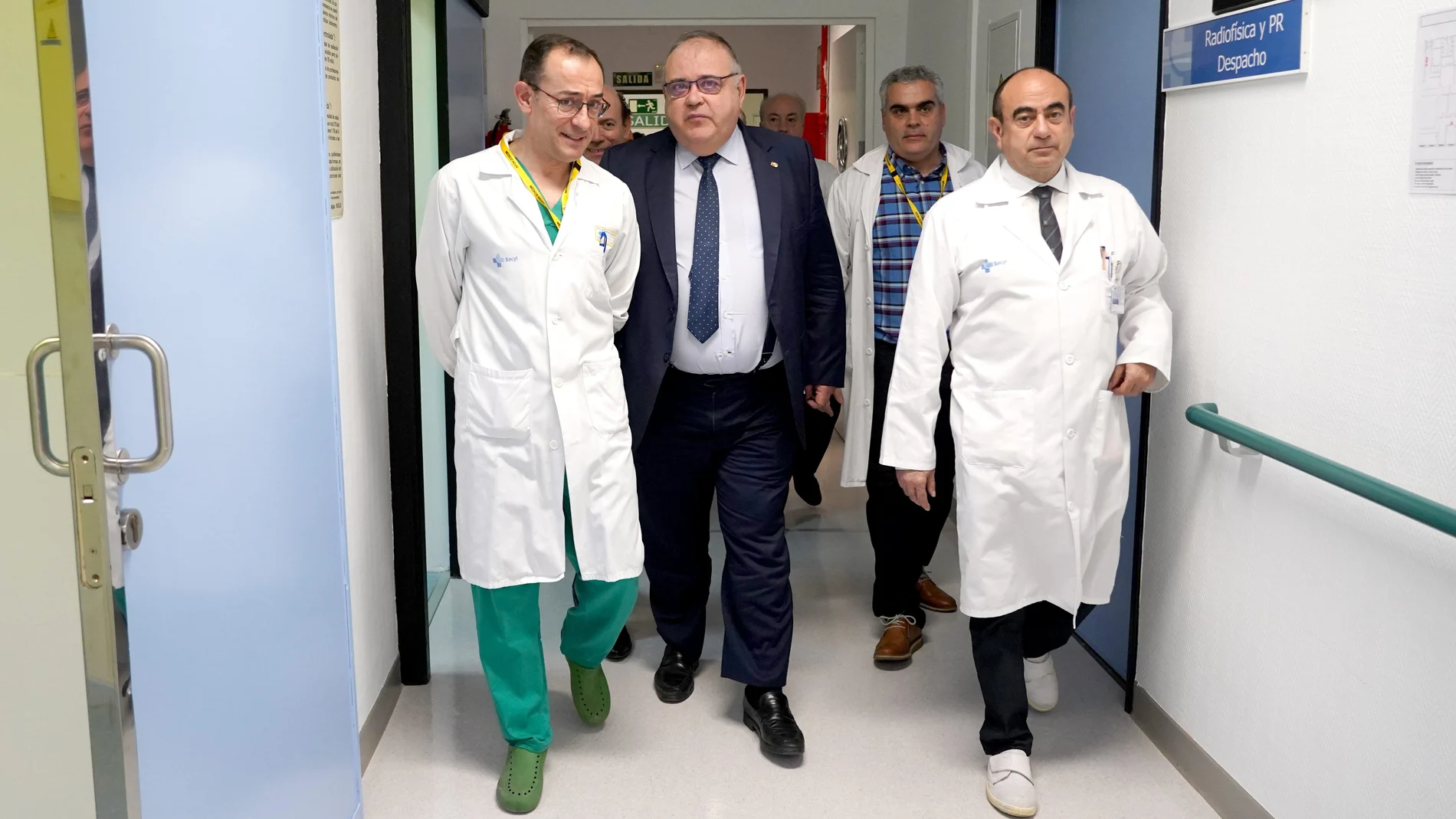 Alejandro Vázquez dialoga con varios médicos