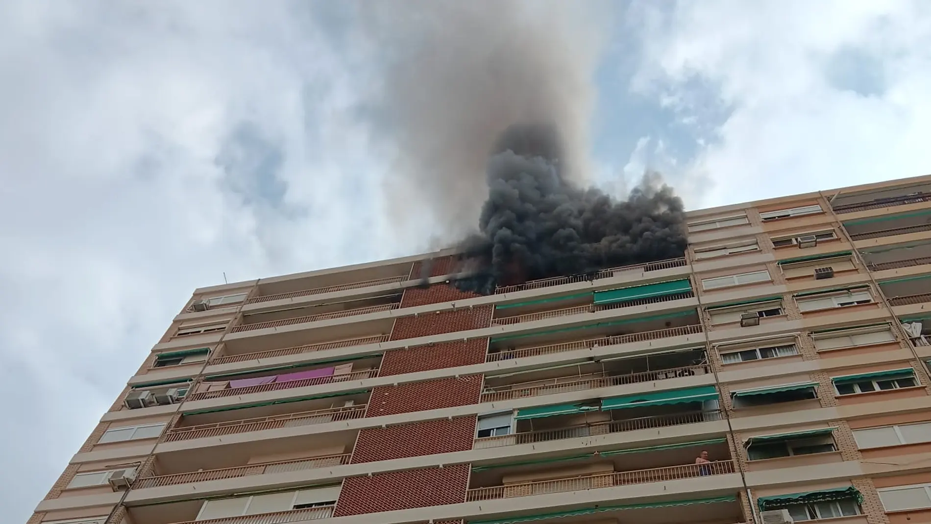Incendio de una vivienda en la avenida de Tamarindos, en Valencia