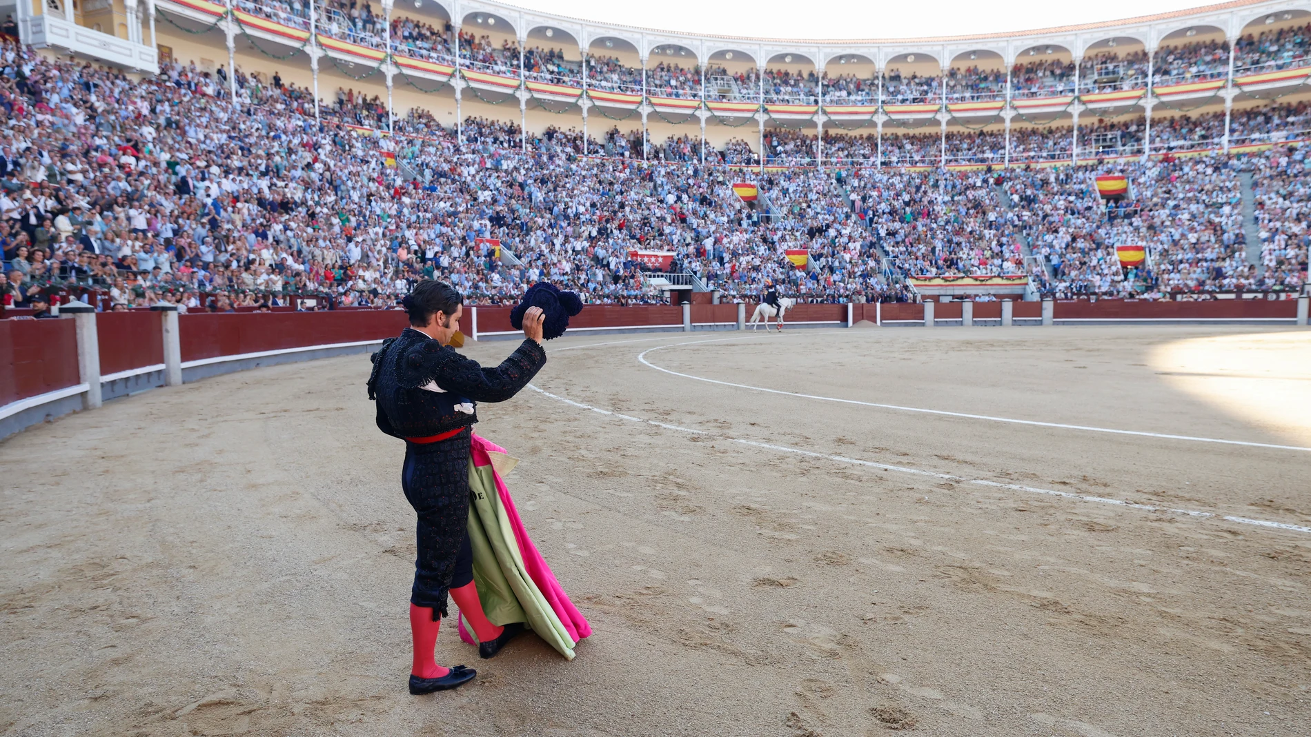 FOTODELDÍA MADRID, 08/06/2025.- El diestro Morante de la Puebla saluda antes de comenzar la Corrida de la Beneficencia, broche de oro a la temporada de San Isidro, que se celebra este domingo en la Monumental de Las Ventas, en Madrid, con toros de Juan Pedro Domecq para los diestros Morante de la Puebla, Borja Jiménez y Fernando Adrián. EFE/Juanjo Martín