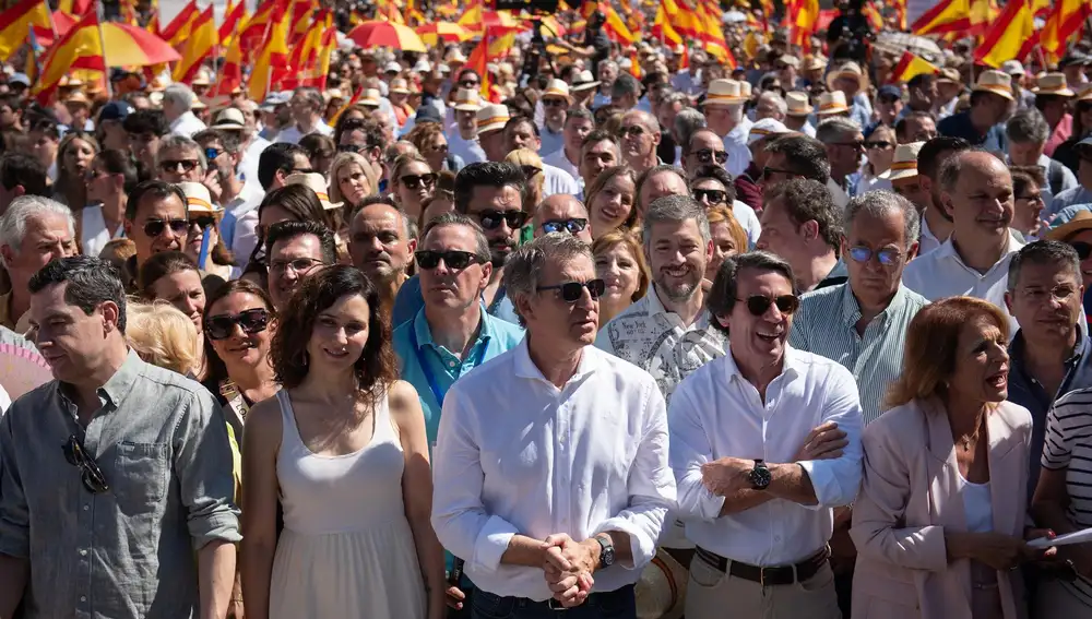Juanma Moreno, Isabel Díaz Ayuso, Alberto Núñez Feijóo y José María Aznar, ayer en la manifestación de Madrid