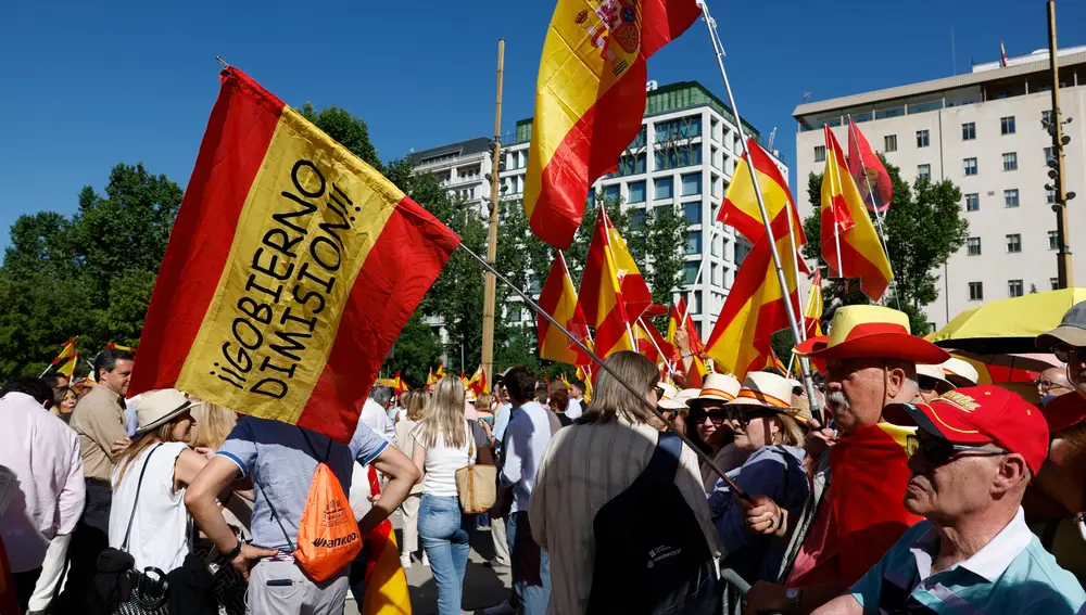 Sexta manifestación del PP contra Sánchez bajo el lema 'Democracia o mafia'