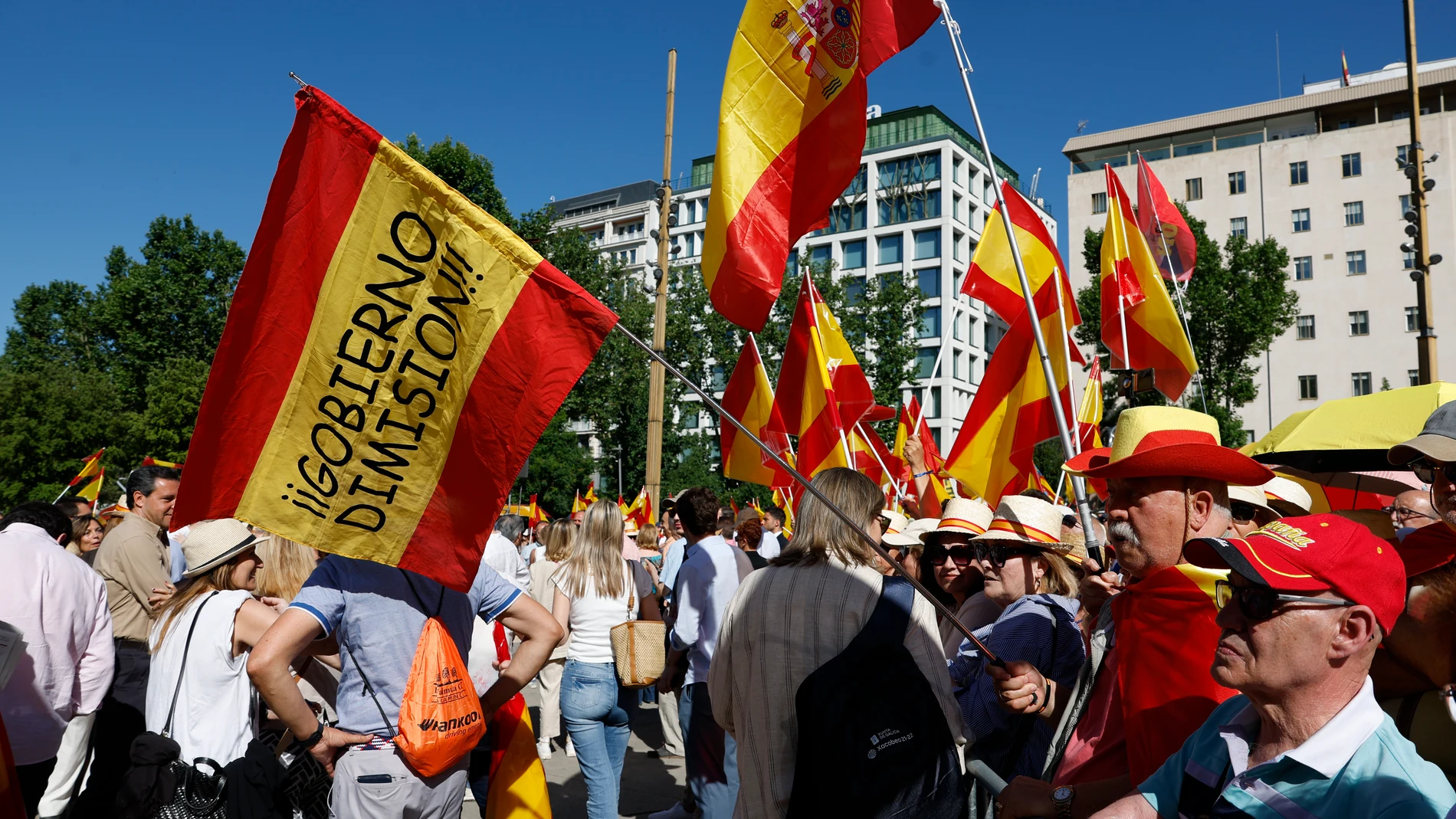 MADRID (ESPAÑA), 08/06/2025.- Cientos de asistentes esperan el comienzo de la sexta manifestación convocada por el Partido Popular contra el gobierno bajo el lema 'Democracia o mafia' este domingo en Plaza España, Madrid. EFE/ Javier Lizón