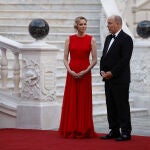 Charlène de Mónaco con vestido rojo.