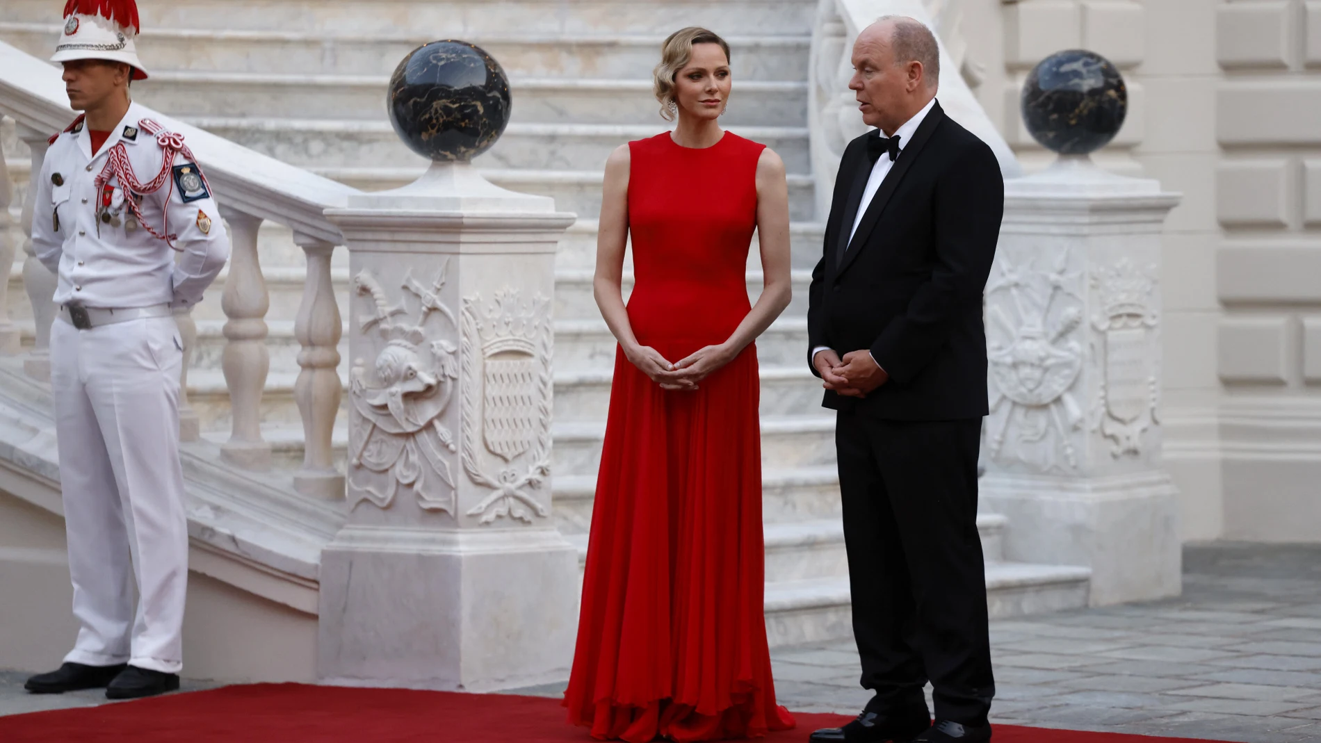 Charlène de Mónaco con vestido rojo.
