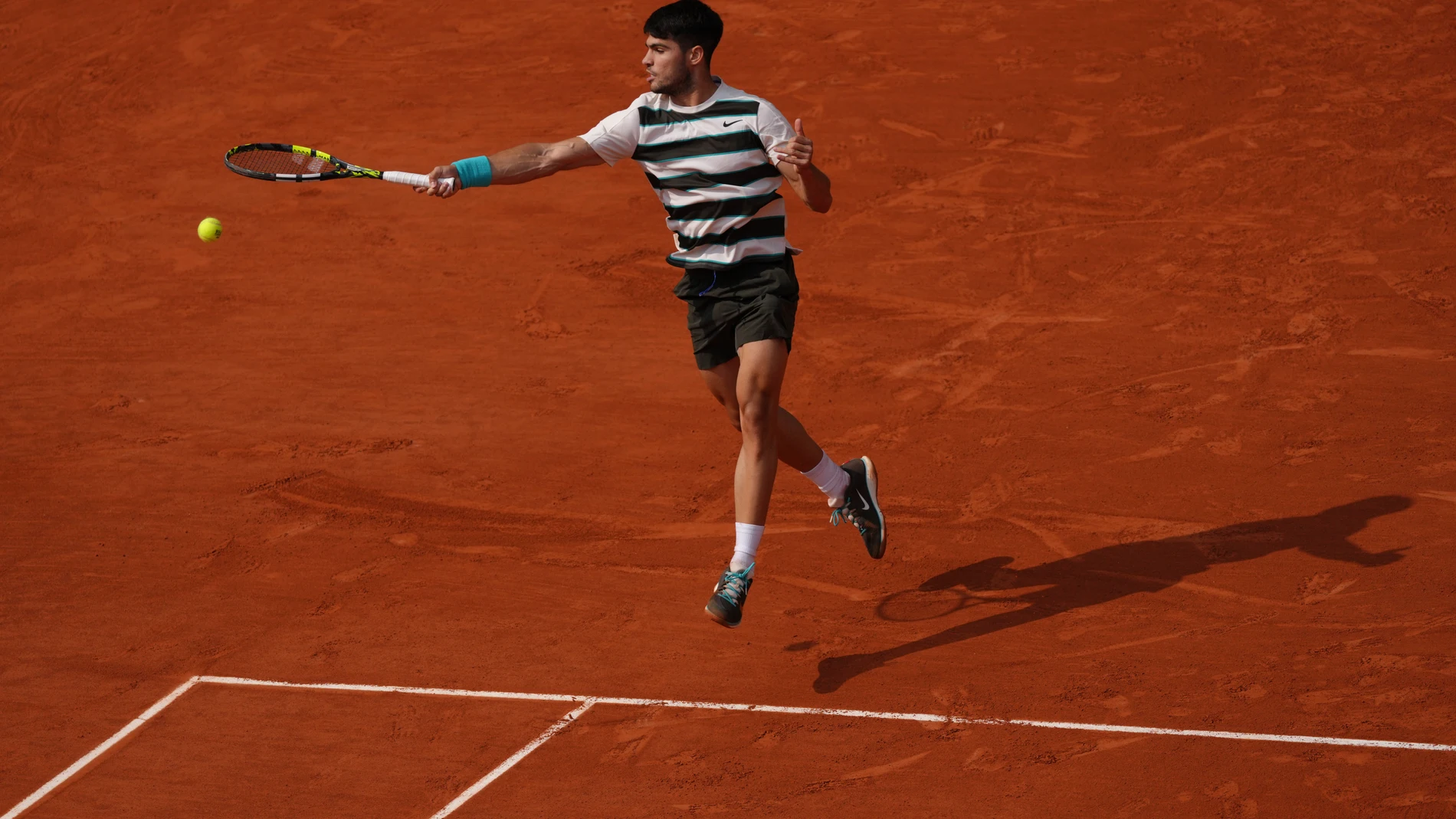Spain's Carlos Alcaraz returns to Italy's Jannik Sinner during the final match of the French Tennis Open at the Roland-Garros in Paris, Sunday, June 8, 2025. (AP Photo/Aurelien Morissard)