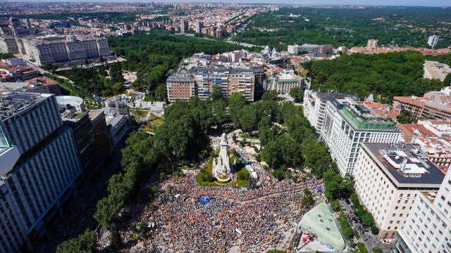 Imagen general de la manifestación convocada por el PP en la madrileña Plaza de España