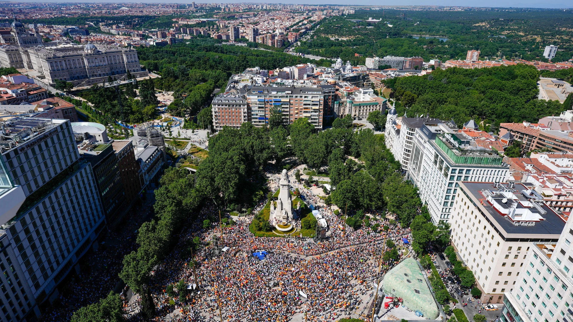 Imagen general de la manifestación convocada por el PP en la madrileña Plaza de España