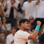 Alcaraz celebra un punto en la final ante Sinner