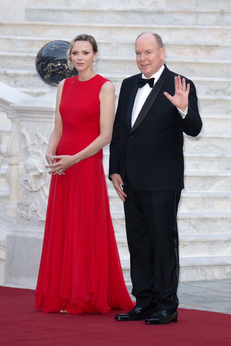 Charlène de Mónaco con vestido rojo.