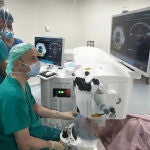 David Galarreta Mira, el jefe del Servicio de Oftalmología del Hospital Clínico Universitario de Valladolid, en una de las primeras intervenciones con el láser de femtosegundo