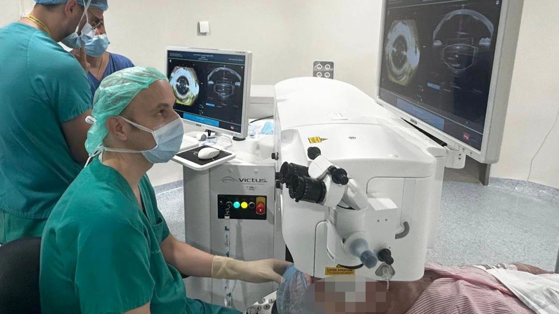 David Galarreta Mira, el jefe del Servicio de Oftalmología del Hospital Clínico Universitario de Valladolid, en una de las primeras intervenciones con el láser de femtosegundo