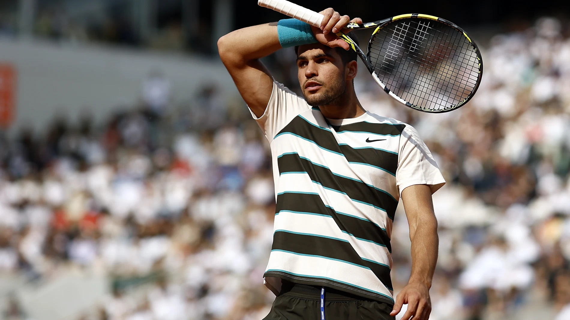 PARIS (France), 08/06/2025.- Carlos Alcaraz of Spain in action during his Men's final match against Jannik Sinner of Italy at the French Open Grand Slam tennis tournament at Roland Garros in Paris, France, 08 June 2025. (Tenis, Abierto, Francia, Italia, España) EFE/EPA/YOAN VALAT
