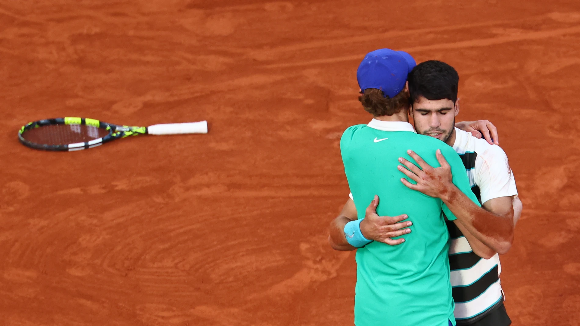 PARIS (France), 08/06/2025.- Carlos Alcaraz of Spain (R) celebrates winning his Men's final match against Jannik Sinner of Italy at the French Open Grand Slam tennis tournament at Roland Garros in Paris, France, 08 June 2025. (Tenis, Abierto, Francia, Italia, España) EFE/EPA/CHRISTOPHE PETIT TESSON