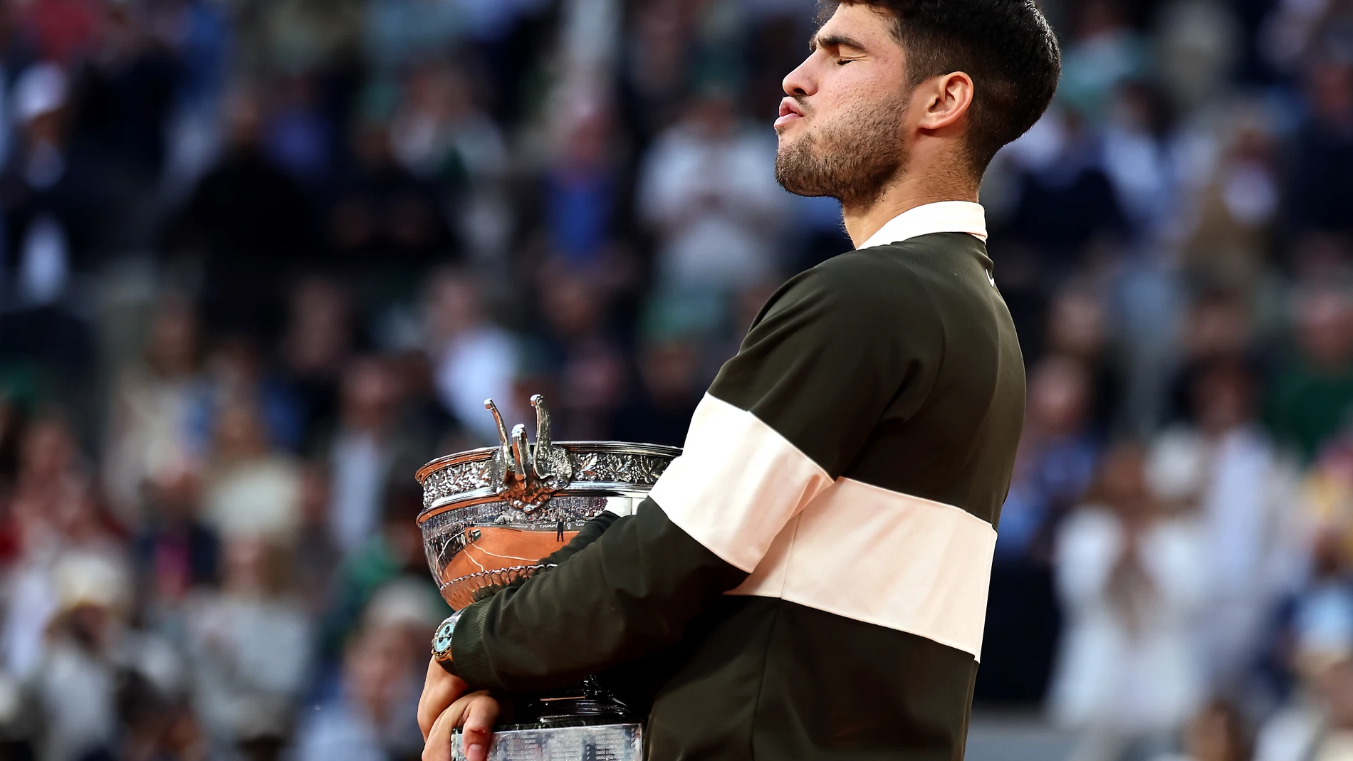 PARIS (France), 08/06/2025.- Carlos Alcaraz of Spain celebrates with the Coupe des Mousquetaires after winning his Men's final match against Jannik Sinner of Italy at the French Open Grand Slam tennis tournament at Roland Garros in Paris, France, 08 June 2025. (Tenis, Abierto, Francia, Italia, España) EFE/EPA/TERESA SUAREZ