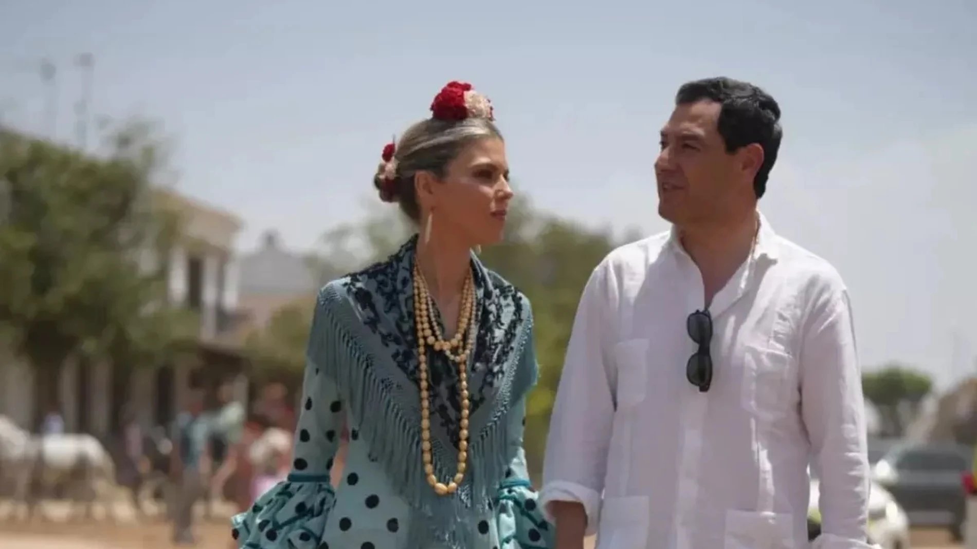 Juanma Moreno Bonilla y Manuela Villena en El Rocío.