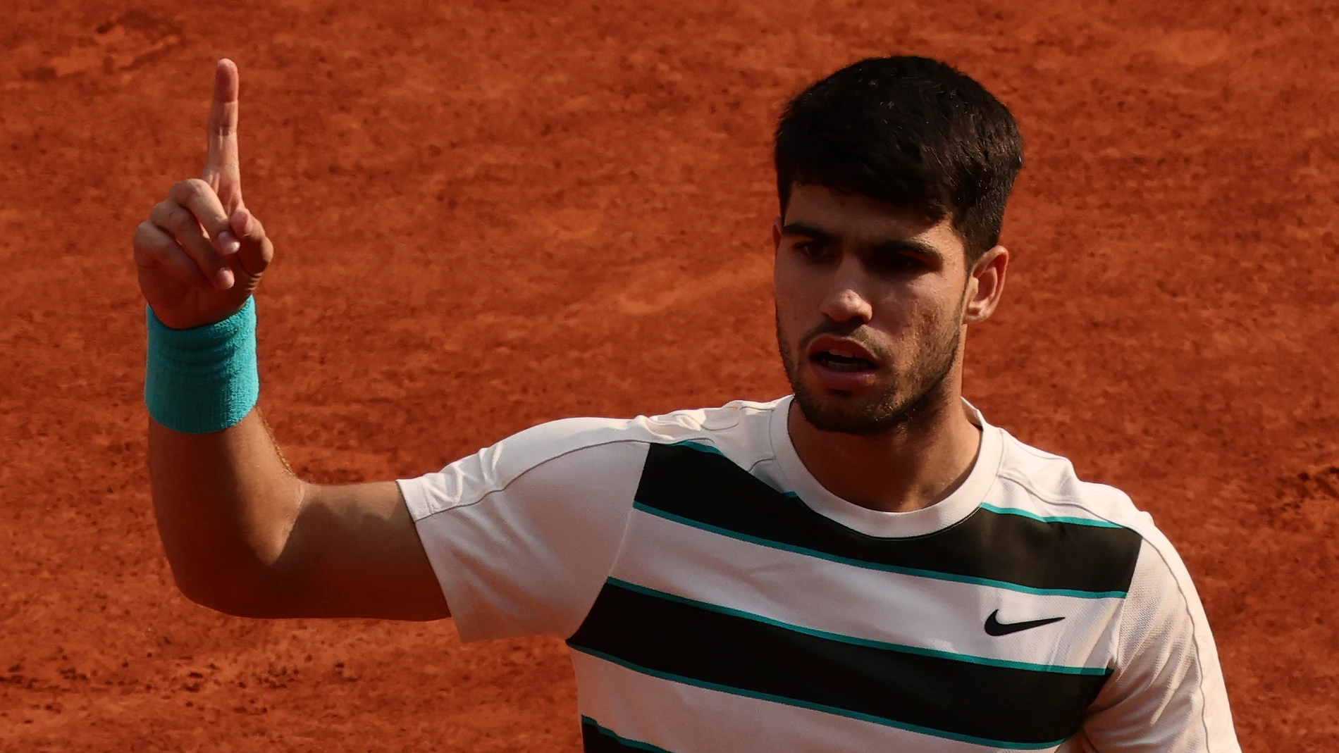 PARIS (France), 08/06/2025.- Carlos Alcaraz of Spain reacts after winning the third set during his Men's final match against Jannik Sinner of Italy at the French Open Grand Slam tennis tournament at Roland Garros in Paris, France, 08 June 2025. (Tenis, Abierto, Francia, Italia, España) EFE/EPA/TERESA SUAREZ