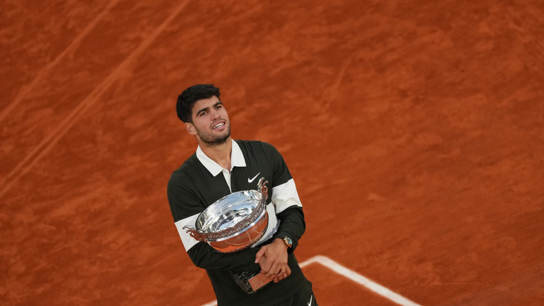 Spain's Carlos Alcaraz hold the trophy after winning the final match of the French Tennis Open at the Roland-Garros against Italy's Jannik Sinner in Paris, Sunday, June 8, 2025. (AP Photo/Aurelien Morissard)