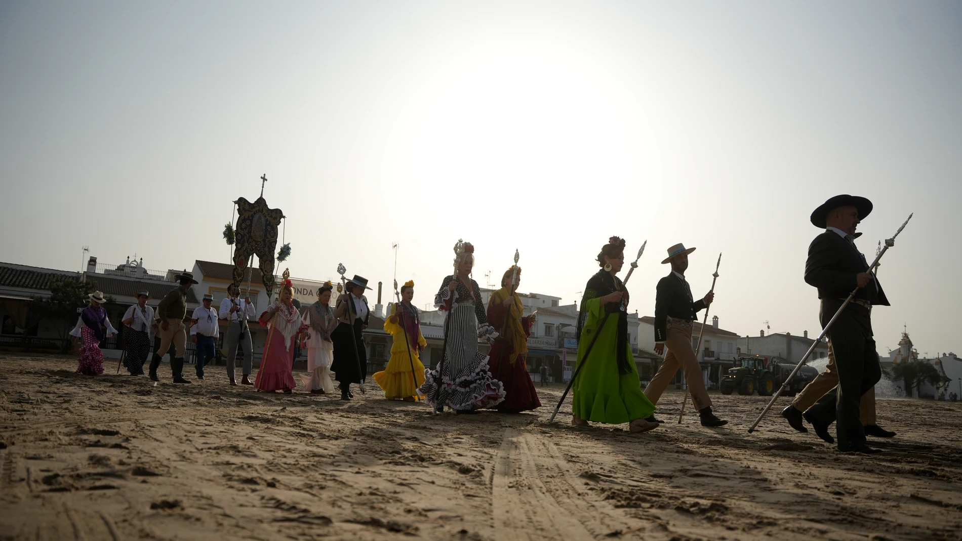 Imágenes de la Misa Pontifical de la Romería del Rocío, a 8 de junio de 2025 en Almonte (Huelva, Andalucía, España). El consejero de la Presidencia, Interior, Diálogo Social y Simplificación Administrativa de la Junta de Andalucía, Antonio Sanz, junt al presidente de la Diputación de Huelva, David Toscanp, y la delegada del gobierno en Huelva, María José Rico, presiden la Misa de Romeros en un día marcado por las altas temperaturas. Por primera vez, los simpecados de las hermandades del Rocí...