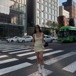 Violeta con vestido amarillo de Zara.