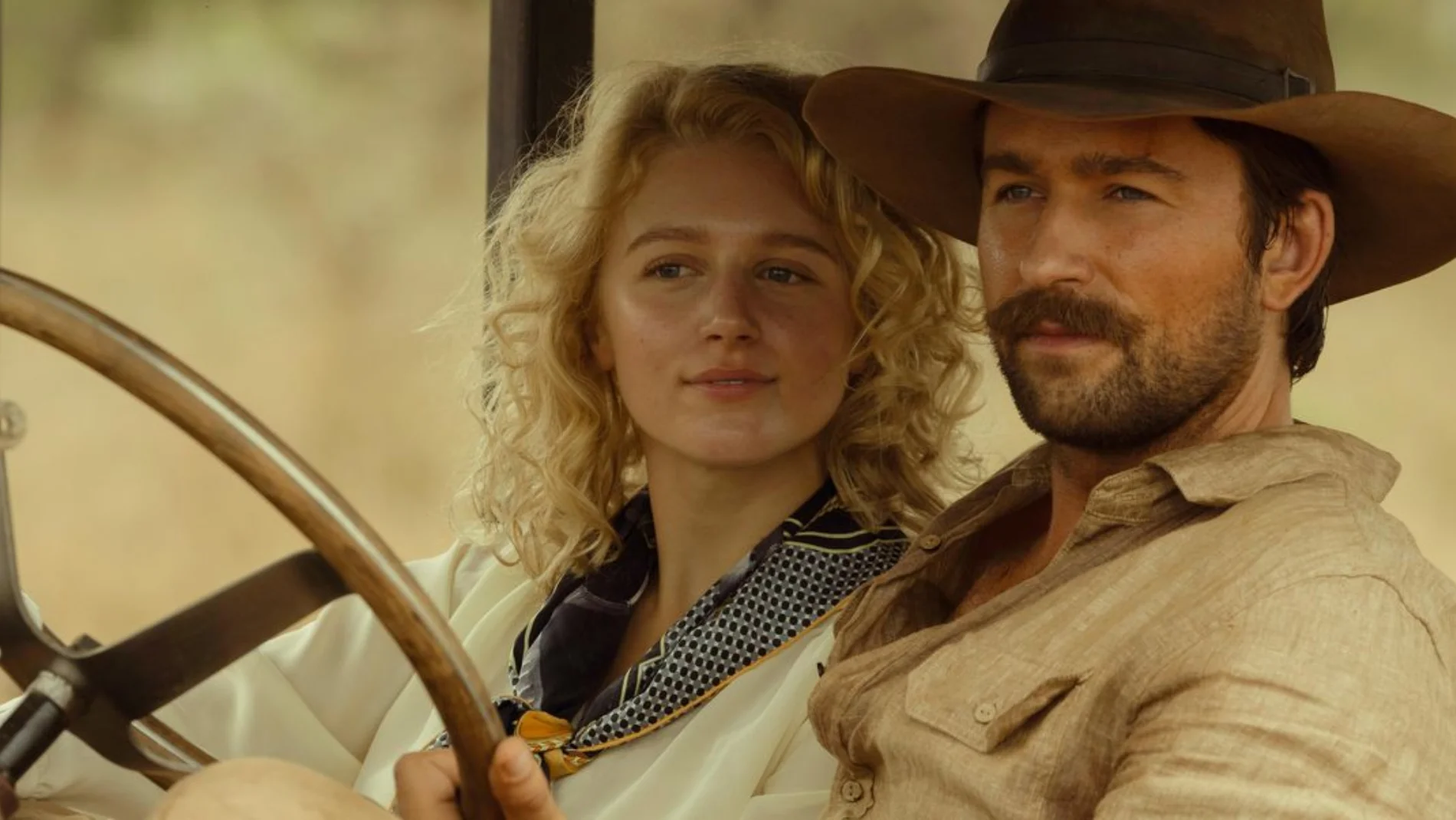 Brandon Sklenar y Julia Schlaepfer, sin ser los protagonistas absolutos, son dos pesos pesados dentro de la trama