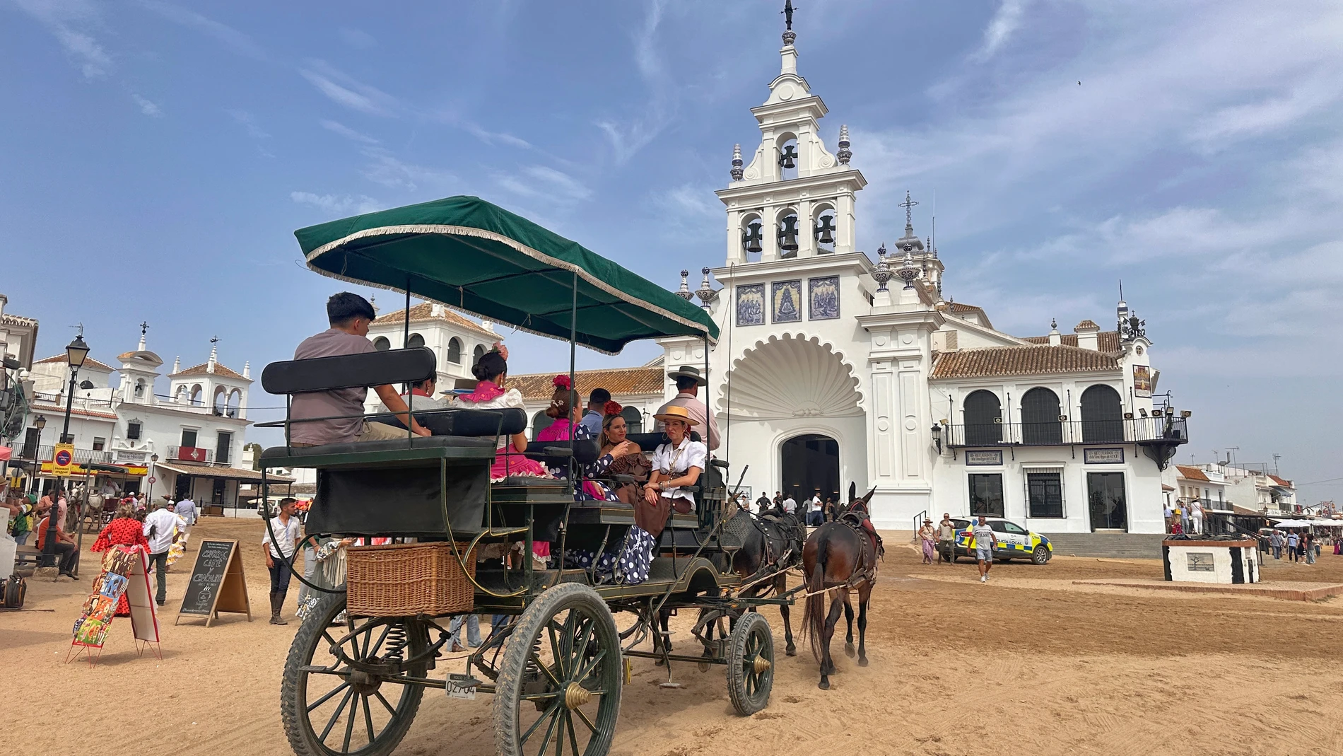 FOTODELDÍA EL ROCÍO (HUELVA), 08/06/2025.- Ambiente en la aldea de El Rocío, que a pesar de las altas temperaturas, hay valientes que salen a sus calles para poder visitar a la Virgen antes de que en la madrugada de hoy domingo salga a recorrer las calles de la aldea. EFE/David Arjona