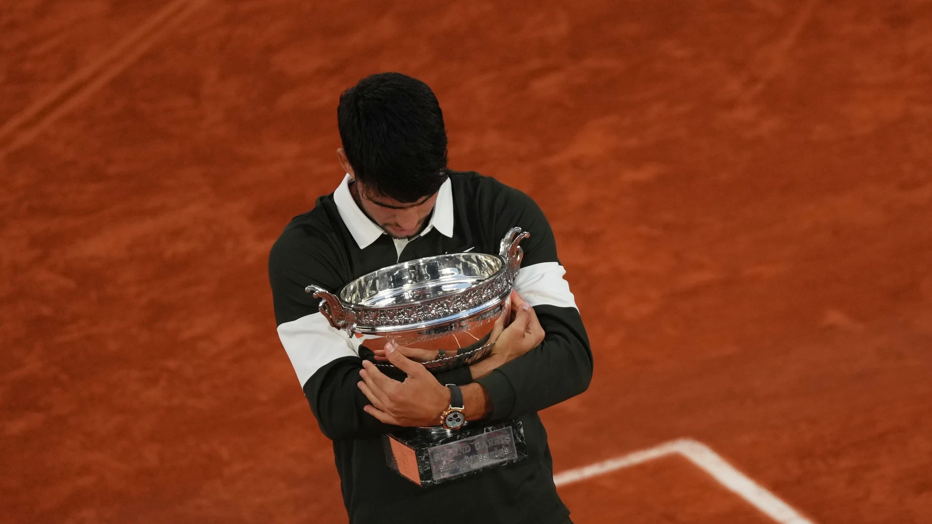 Spain's Carlos Alcaraz hold the trophy after winning the final match of the French Tennis Open at the Roland-Garros against Italy's Jannik Sinner in Paris, Sunday, June 8, 2025. (AP Photo/Aurelien Morissard)
