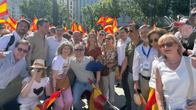 Mañueco junto con la representación castellano y leonesa presente en Madrid