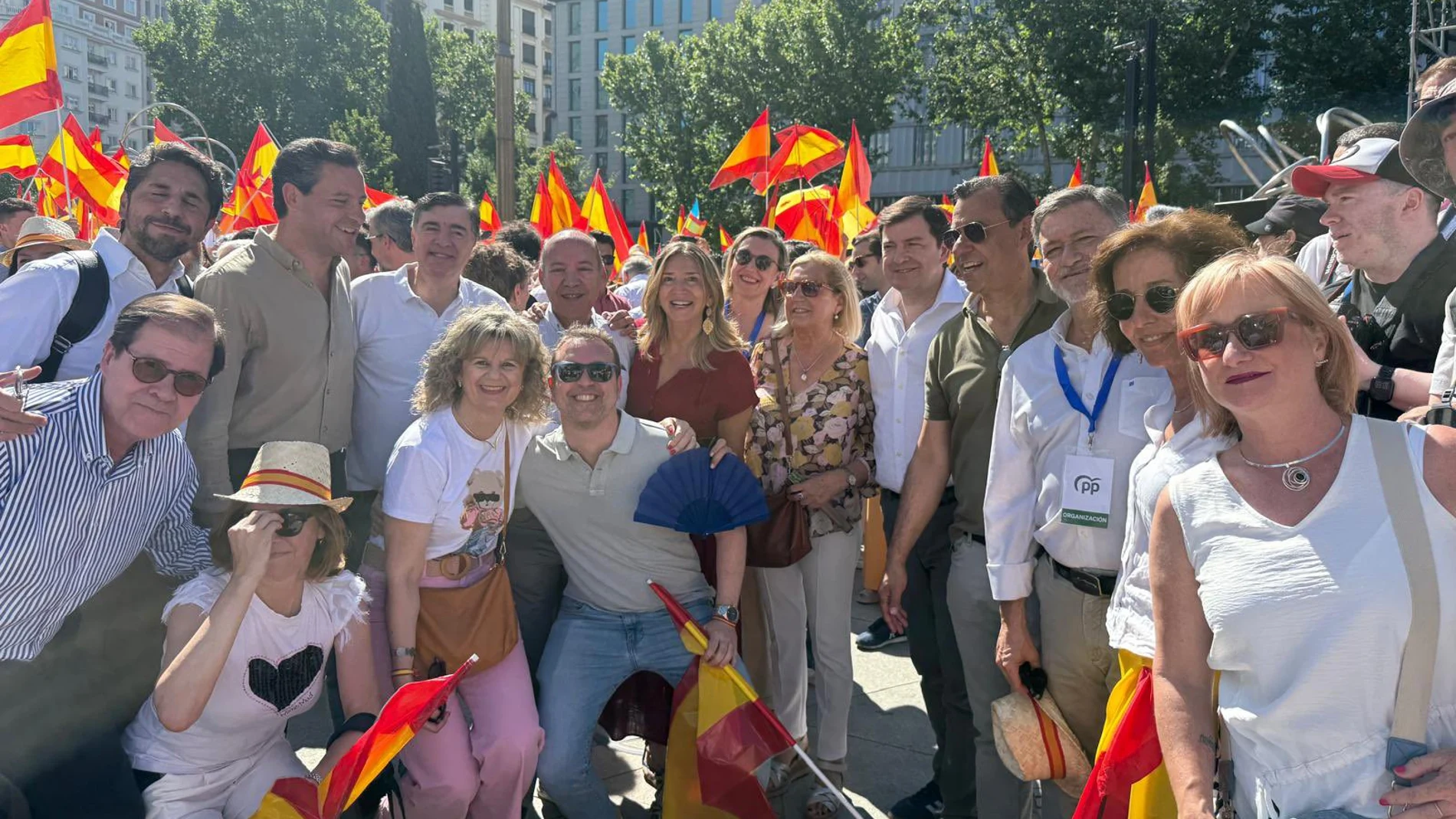 Mañueco junto con la representación castellano y leonesa presente en Madrid