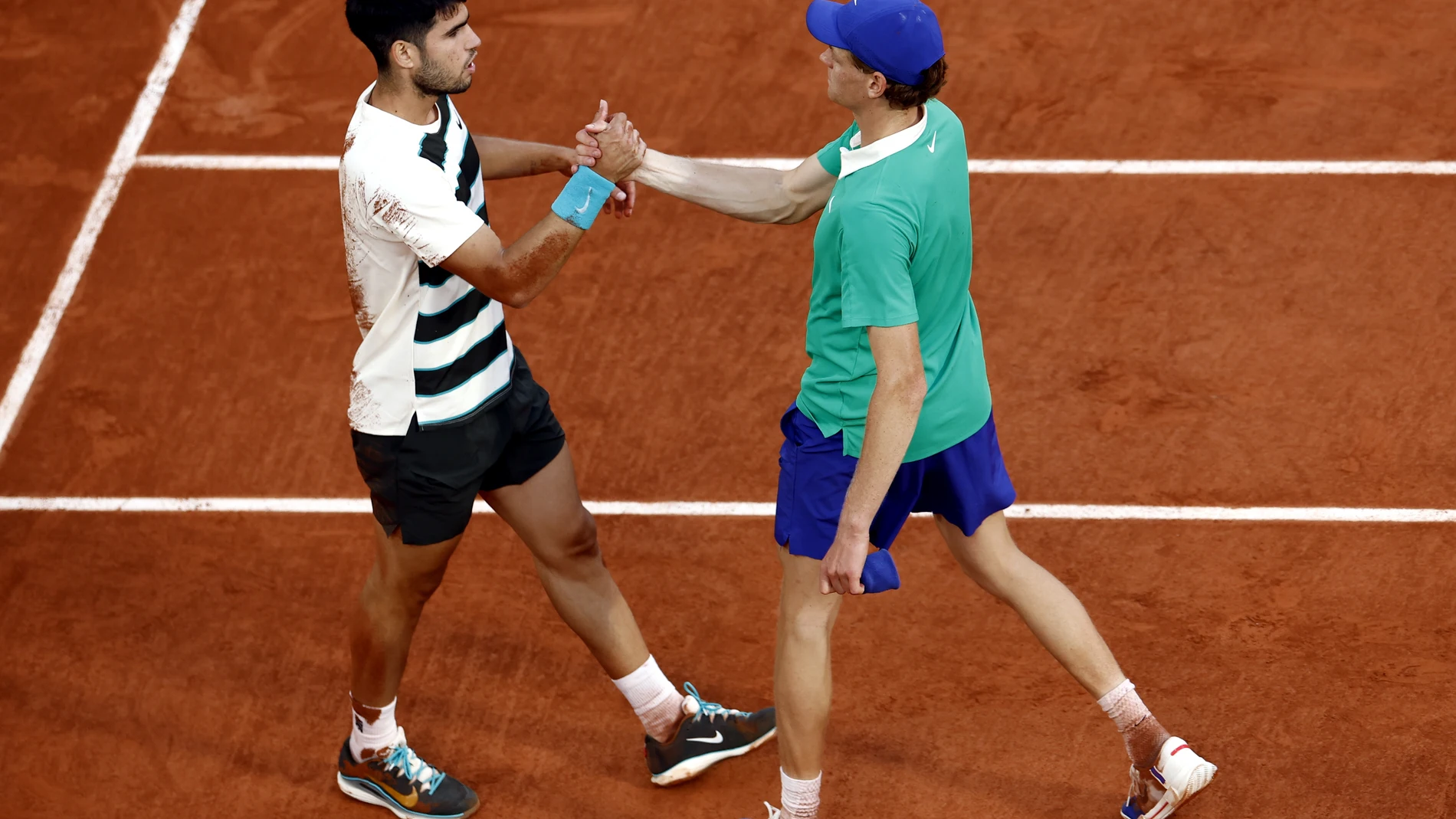 PARIS (France), 08/06/2025.- Carlos Alcaraz of Spain (L) celebrates winning his Men's final match as he shakes hands with Jannik Sinner of Italy at the French Open Grand Slam tennis tournament at Roland Garros in Paris, France, 08 June 2025. (Tenis, Abierto, Francia, Italia, España) EFE/EPA/YOAN VALAT