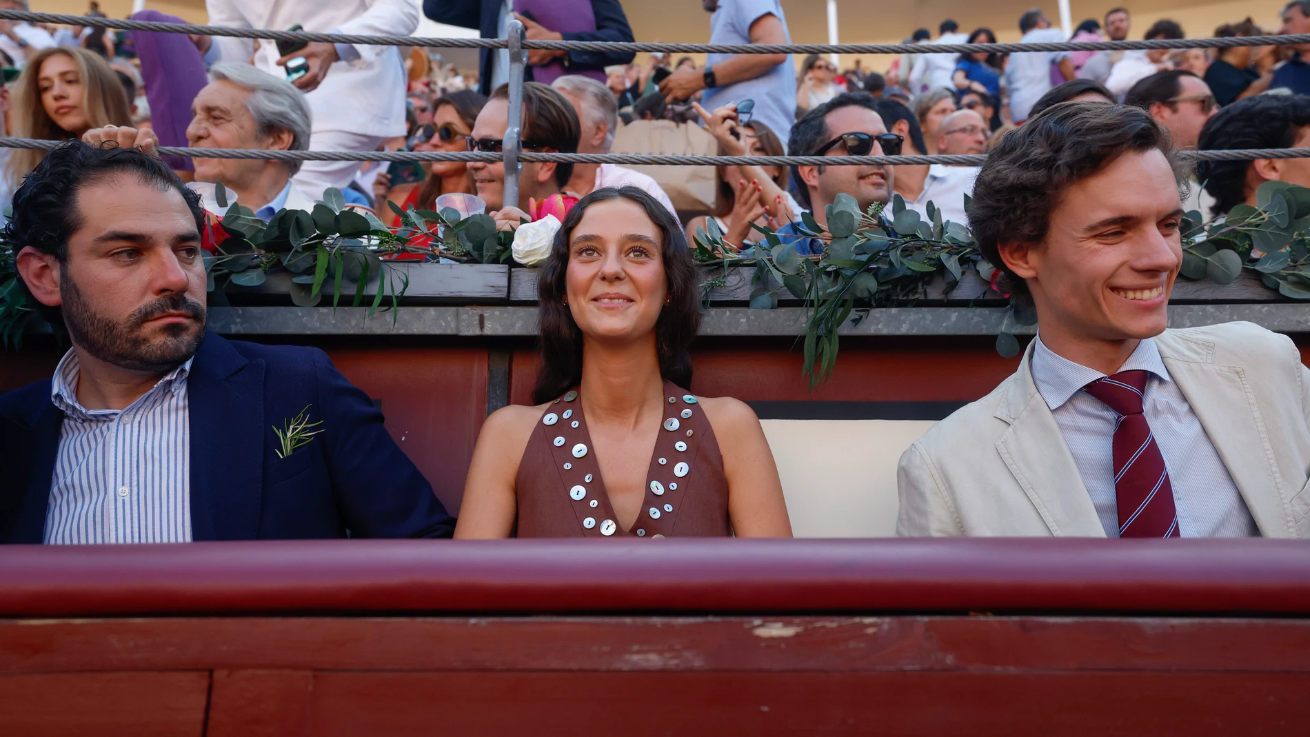 MADRID, 08/06/2025.- Victoria Federica (c) asiste a la Corrida de la Beneficencia, broche de oro a la temporada de San Isidro, que se celebra este domingo en la Monumental de Las Ventas, en Madrid, con toros de Juan Pedro Domecq para los diestros Morante de la Puebla, Borja Jiménez y Fernando Adrián. EFE/Juanjo Martín