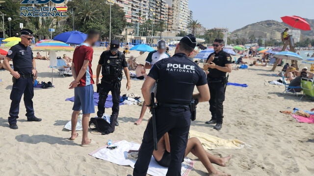 Policías franceses patrullan junto a la Policía Nacional en Alicante para mejorar la atención a los turistas