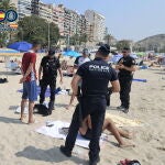 Policías franceses patrullan junto a la Policía Nacional en Alicante para mejorar la atención a los turistas