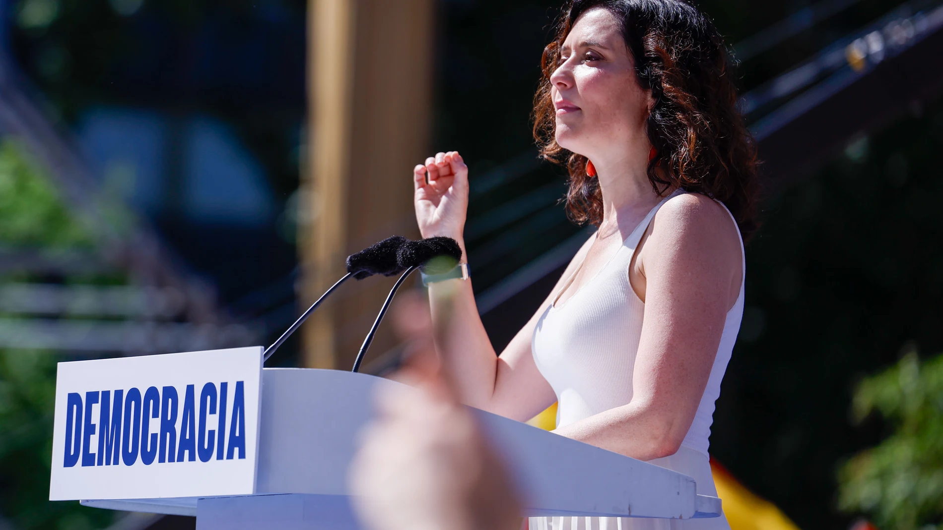 MADRID (ESPAÑA), 08/06/2025.- La presidenta del PP de Madrid y del Gobierno de la Comunidad de Madrid, Isabel Díaz Ayuso, durante su intervención en la manifestación convocada por el Partido Popular contra el Gobierno de Pedro Sánchez bajo el lema 'Democracia o mafia' este domingo en la Plaza España de Madrid. EFE/ Javier Lizón