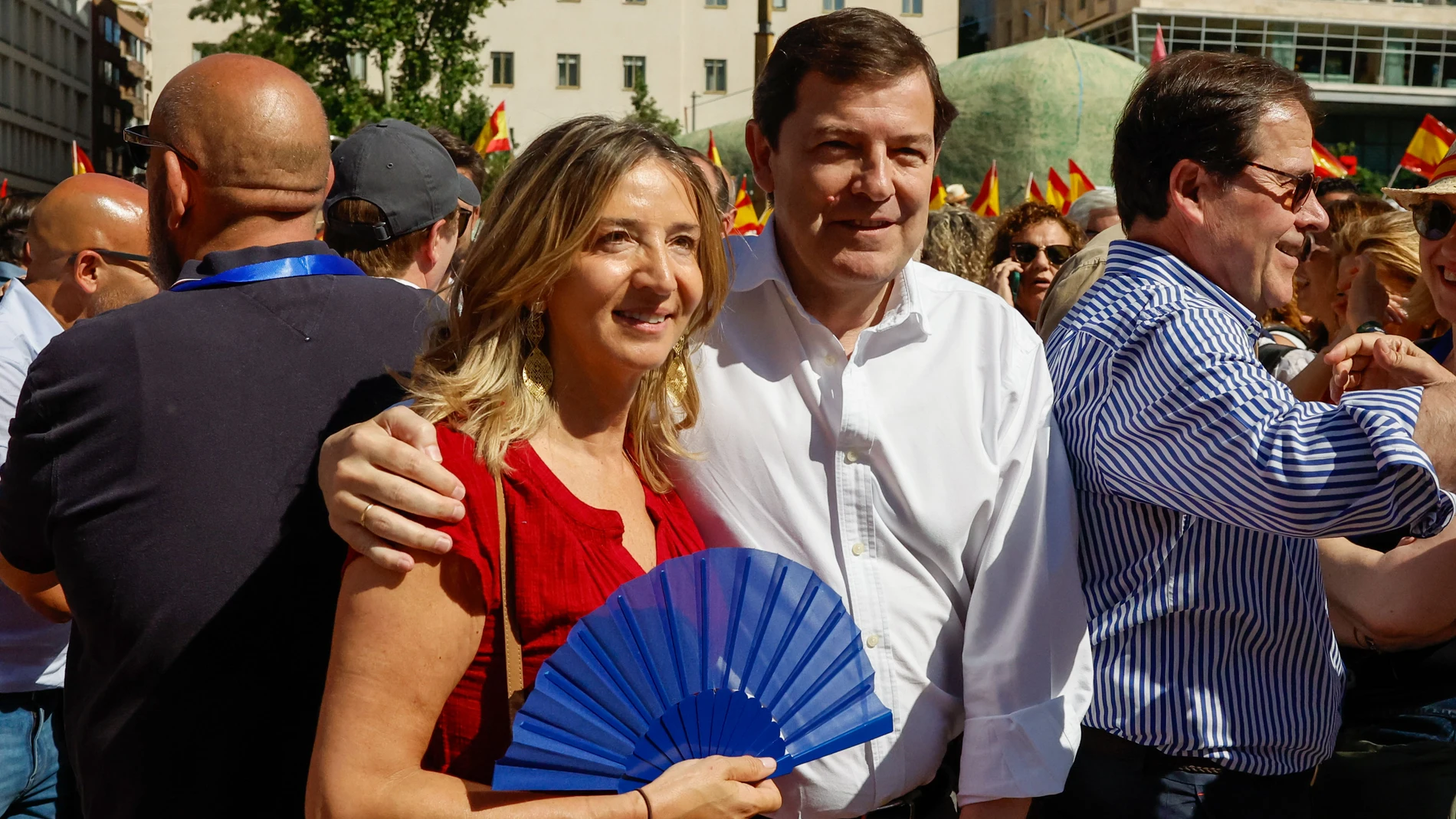 Mañueco junto con la portavoz del PP en el Senado, Alicia García, en la manifestación