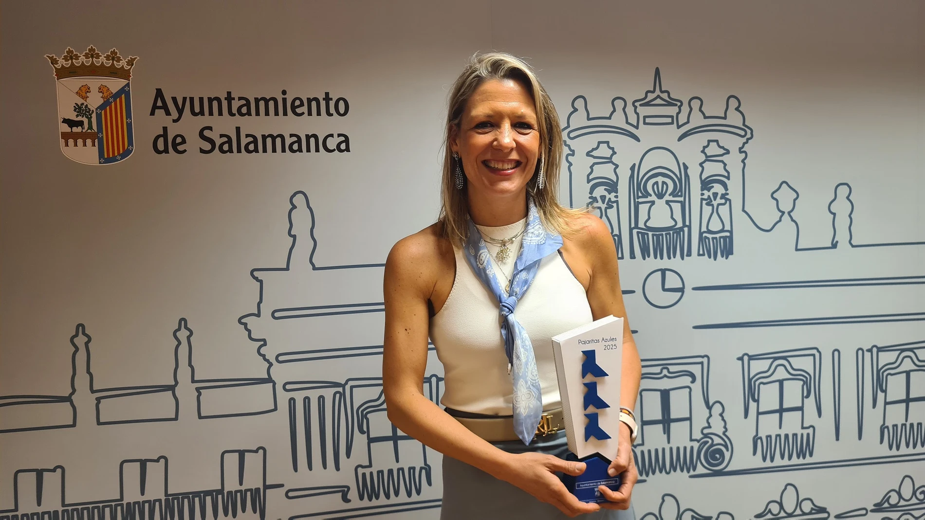 La concejal de Medio Ambiente, María José Coca, con el reconocimiento