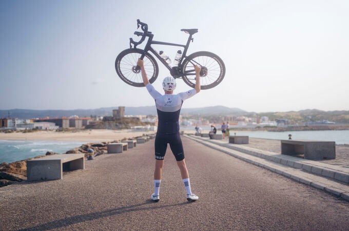 La bicicleta que lleva esperanza: el reto de José María López