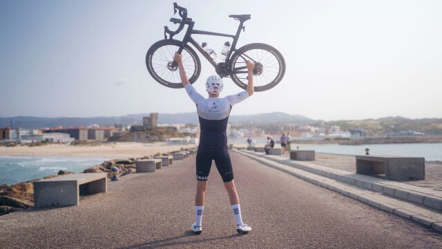 La bicicleta que lleva esperanza: el reto de José María López