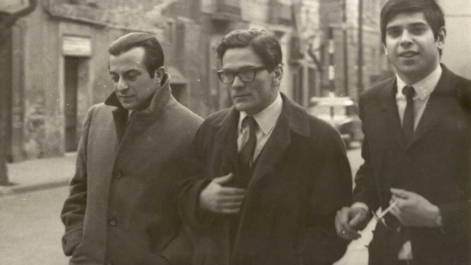 Pier Paolo Pasolini, entre José Agustín Goytisolo y Salvador Clotas en la Barcelona de 1968