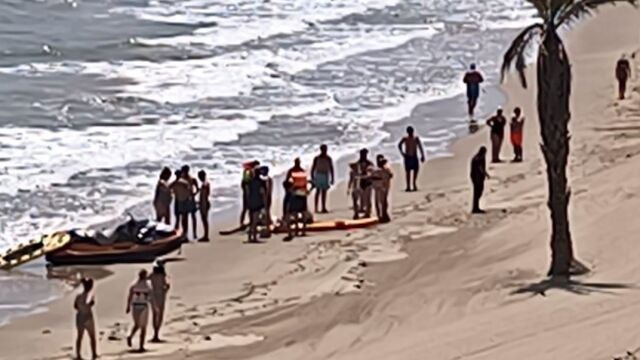 Valencia.- Sucesos.- Socorristas de Sueca salvan la vida a tres bañistas en la playa del Mareny de Barraquetes