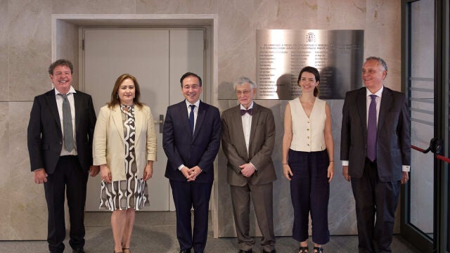 El ministro Albares, con algunos de los familiares y el historiador Ángel Viñas, delante de la placa