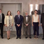 El ministro Albares, con algunos de los familiares y el historiador Ángel Viñas, delante de la placa