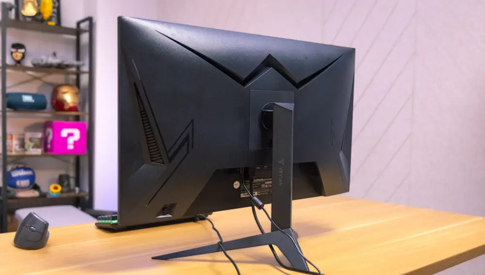 En la parte trasera del Yeyian Gaming Avance de 27 pulgadas echamos de menos unas luces LED de colores