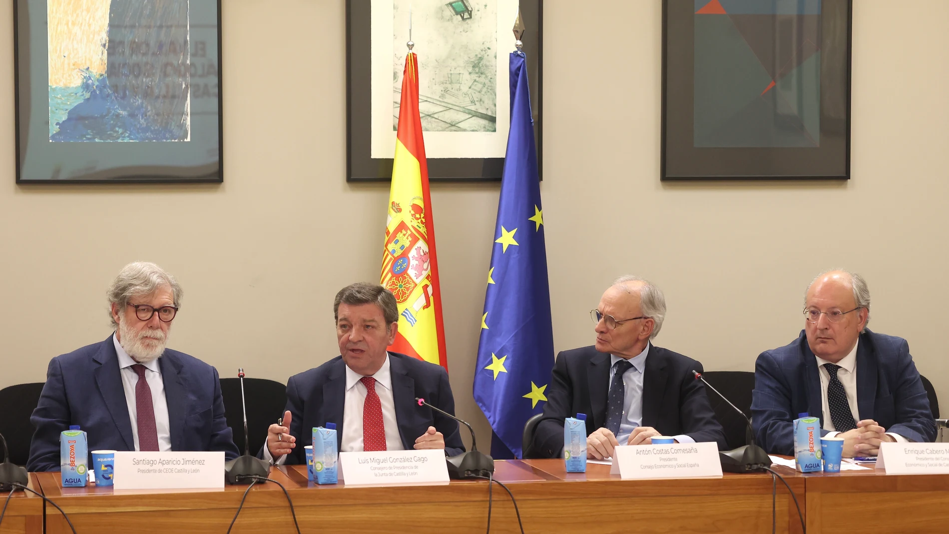 El consejero de la Presidencia durante la jornada celebrada en la capital de España junto a Santiago Aparicio, Antón Costas y Enrique Cabero